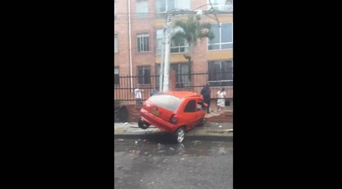 Carro se estrelló contra un conjunto residencial