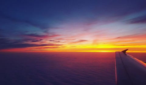 Avión sobre el mar