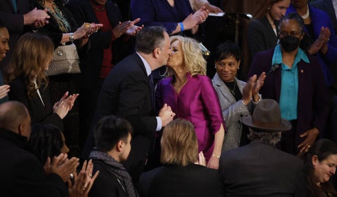 Beso entre Jill Biden y Doug Emhoff