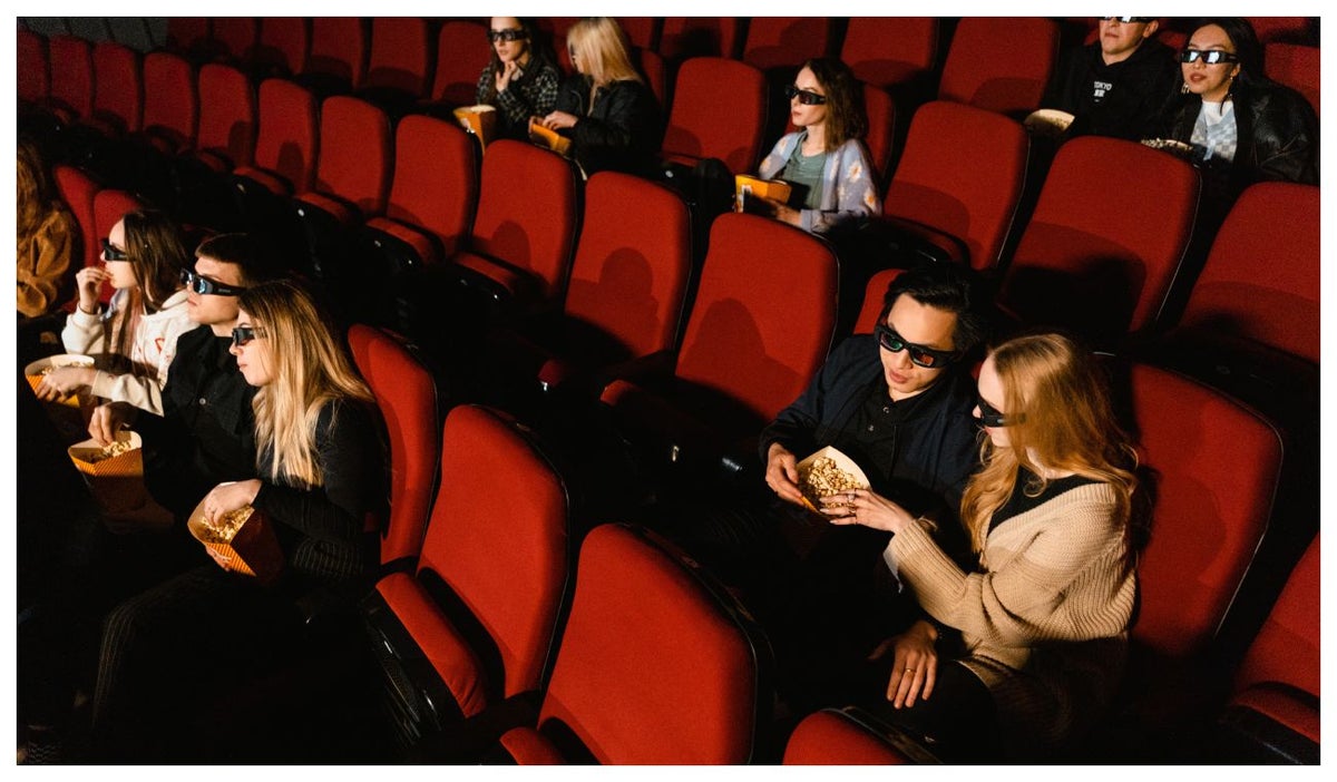 Personas viéndo una película en el cine