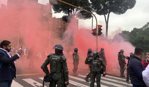 Con aturdidores y gases dispersan manifestaciones en la carrera Séptima