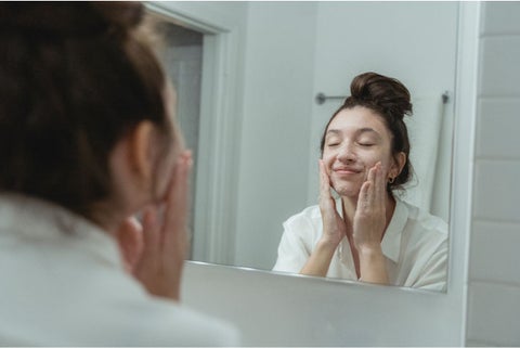 Mujer limpiándose el rostro