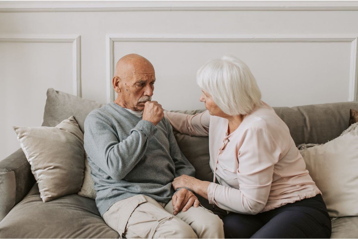 Pareja de adultos mayores sentados