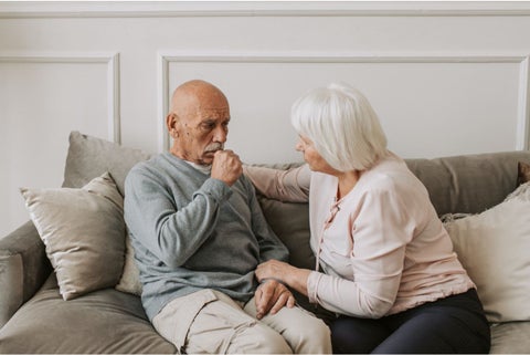 Pareja de adultos mayores sentados