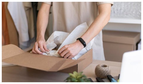 Mujer empacando su emprendimiento