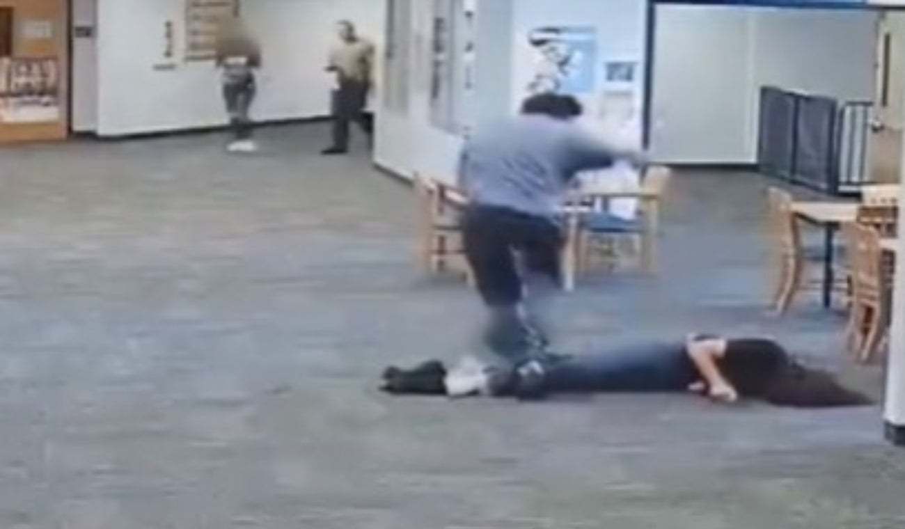 [Video] Joven apuñaló a su profesora luego de que le decomisara un artículo