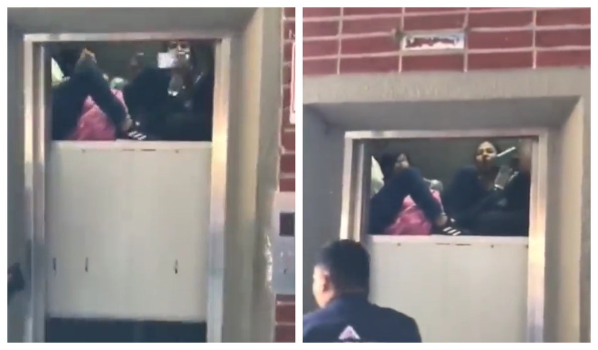Estudiantes encerrados en ascensor