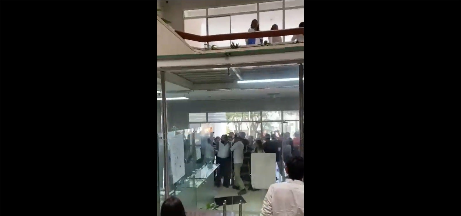 Gobernador de Santander fue abucheado y empujado