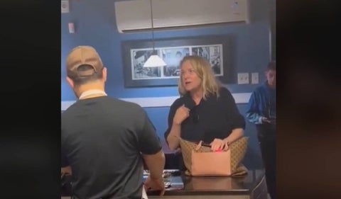 Mujer agrede verbalmente a inmigrante