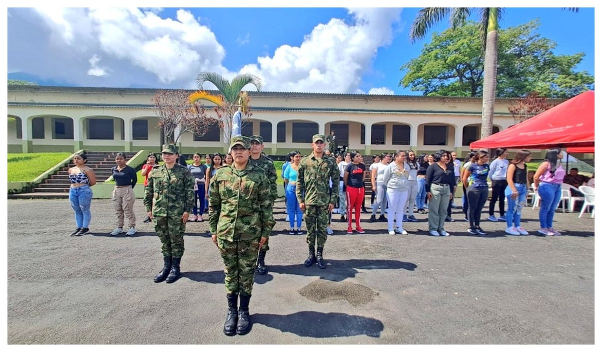 Mujeres prestando servicio