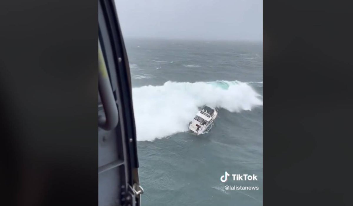 Ola gigante volcó un yate