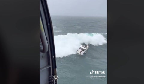 Ola gigante volcó un yate