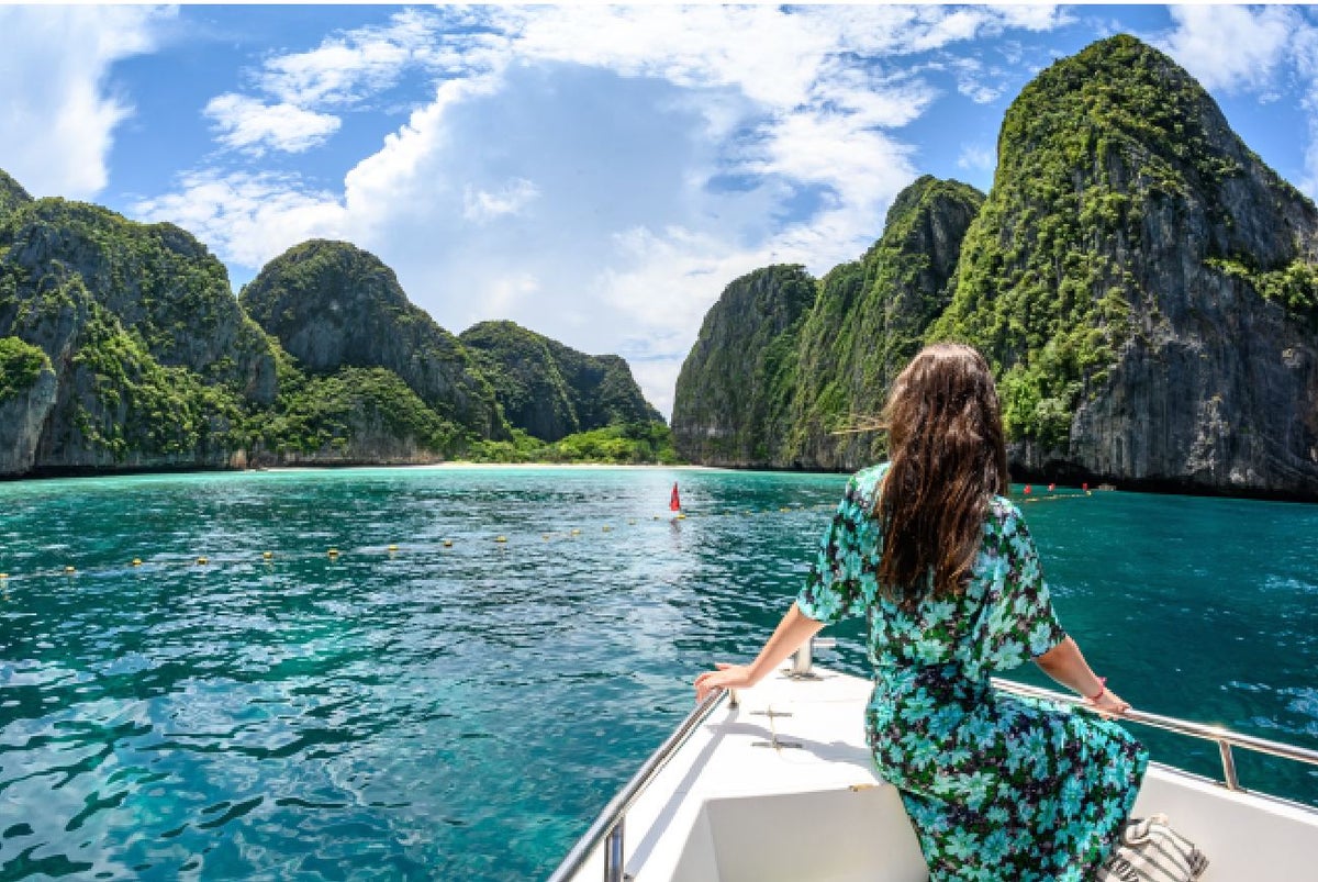 Mujer en una lancha en la Isla Phi Phi