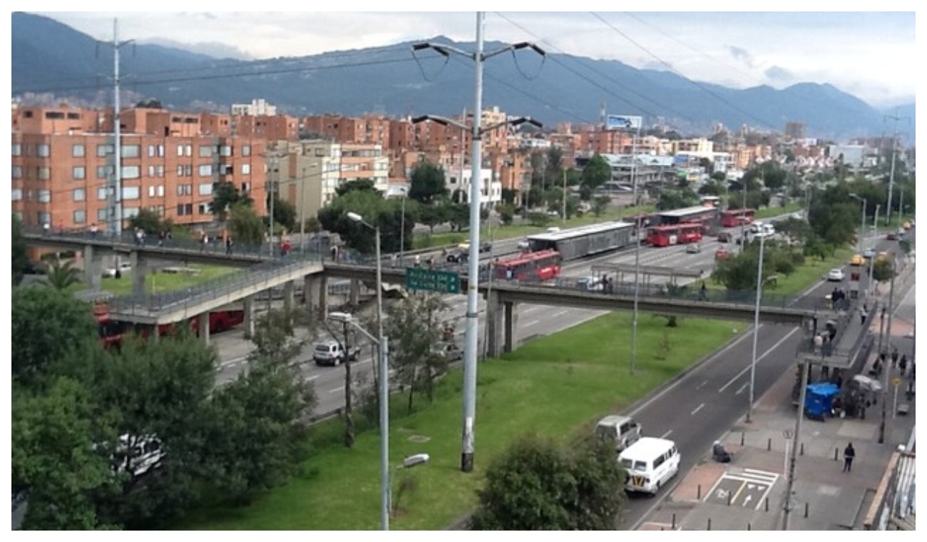 Puente peatonal en Avenida NQS