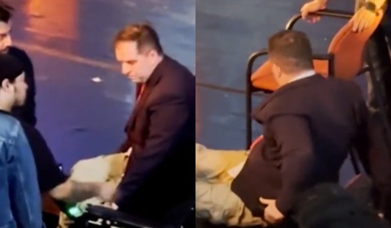 Insólito: Senador tuvo que arrastrarse en un escenario al no tener fácil acceso para silla de ruedas