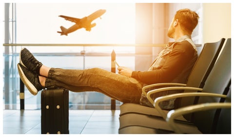 Hombre en aeropuerto esperando su vuelo