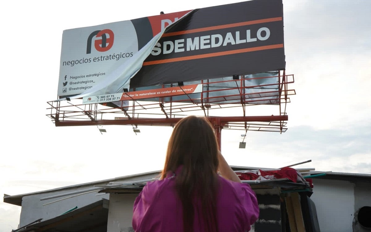 La Alcaldía de Medellín desmontó valla que promovía el turismo sexual