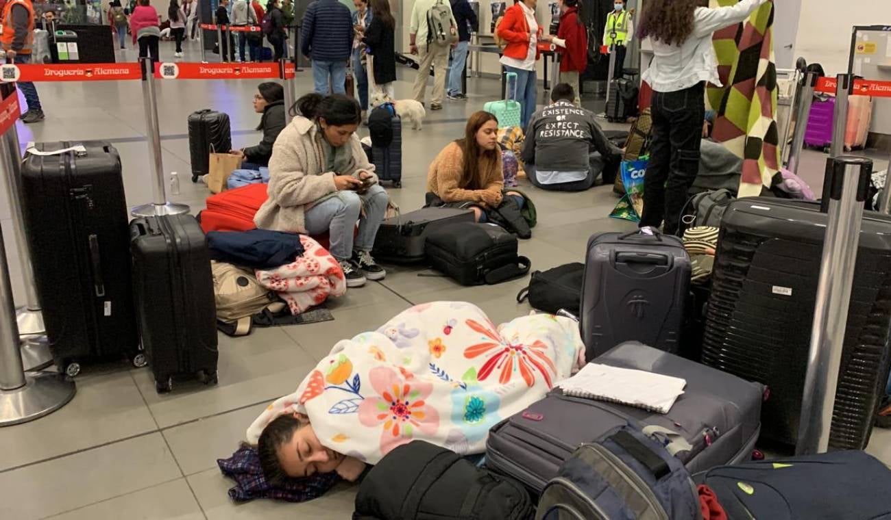 Viajeros varados en El Dorado por crisis de Viva Air