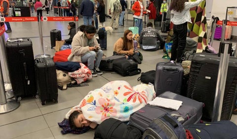 Viajeros varados en El Dorado por crisis de Viva Air
