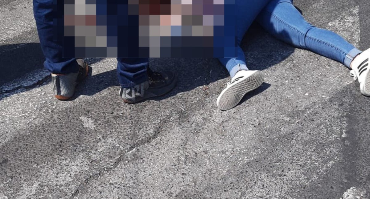 Joven se lanzó de un carro al entrar en pánico