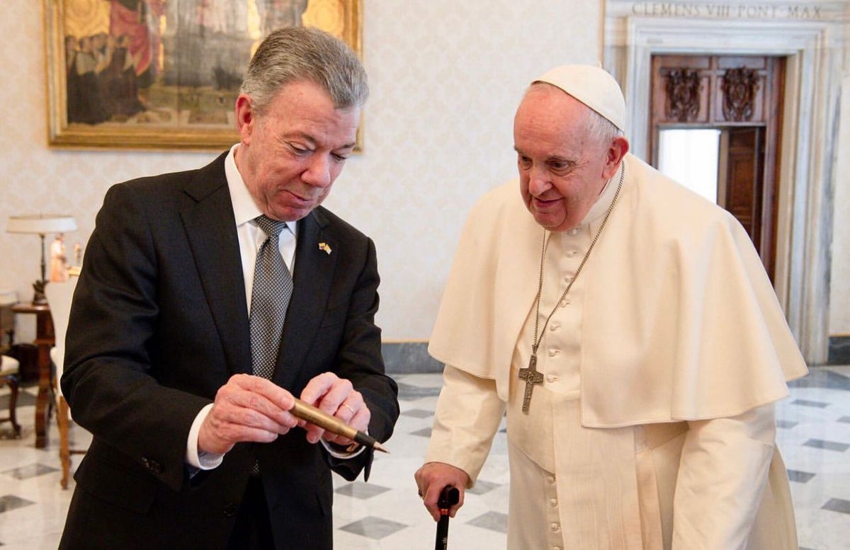 Juan Manuel Santos enseñándole el 'balígrafo' al papa Francisco