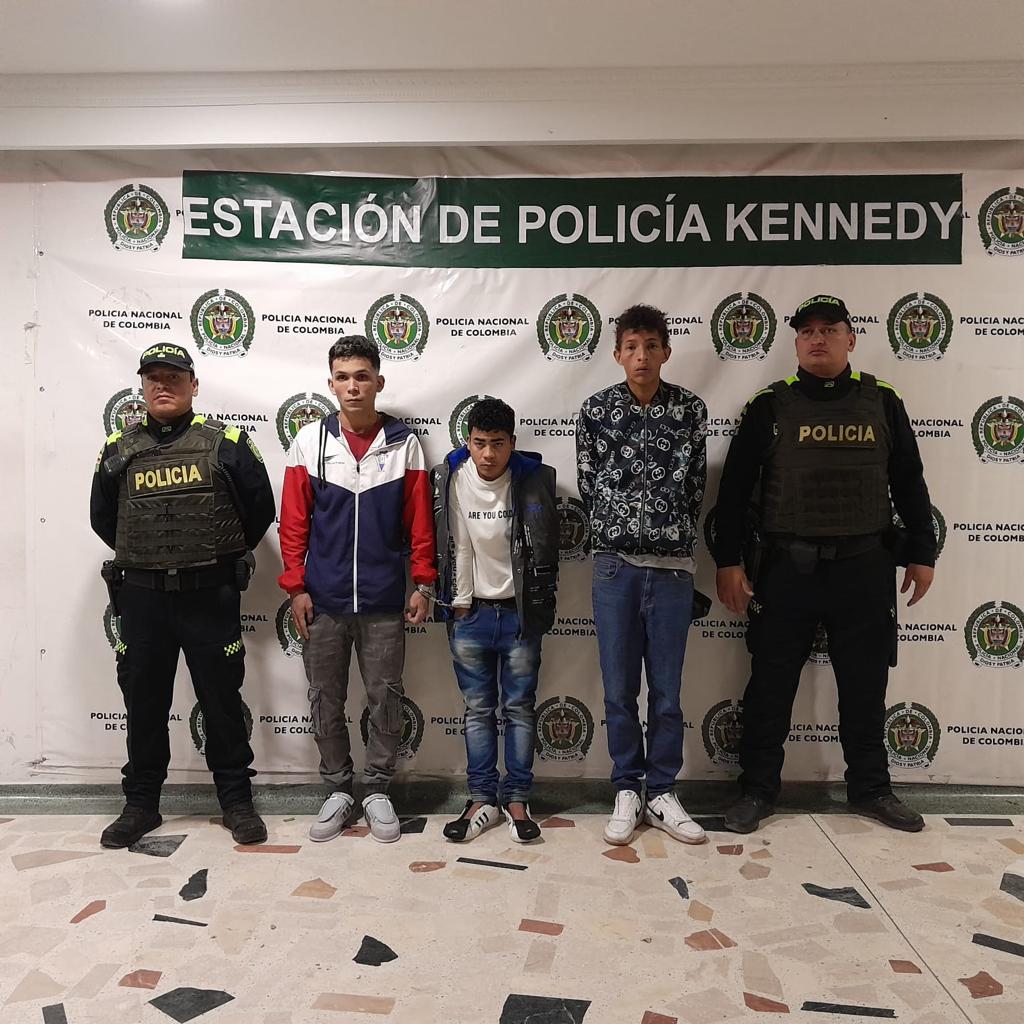 Capturan tres presuntos integrantes del 'Tren de Aragua' pegando panfletos en Bogotá