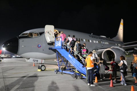 Cerca de 300 personas han sido transportadas en vuelos humanitarios de la Fuerza Aerea tras crisis de Viva Air