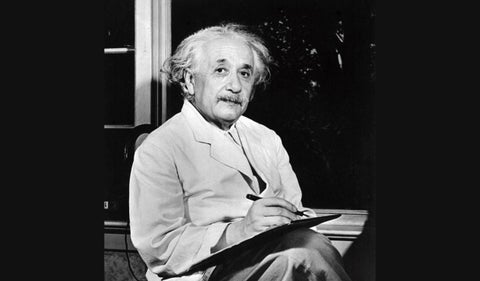 Foto del físico Albert Einstein en blanco y negro