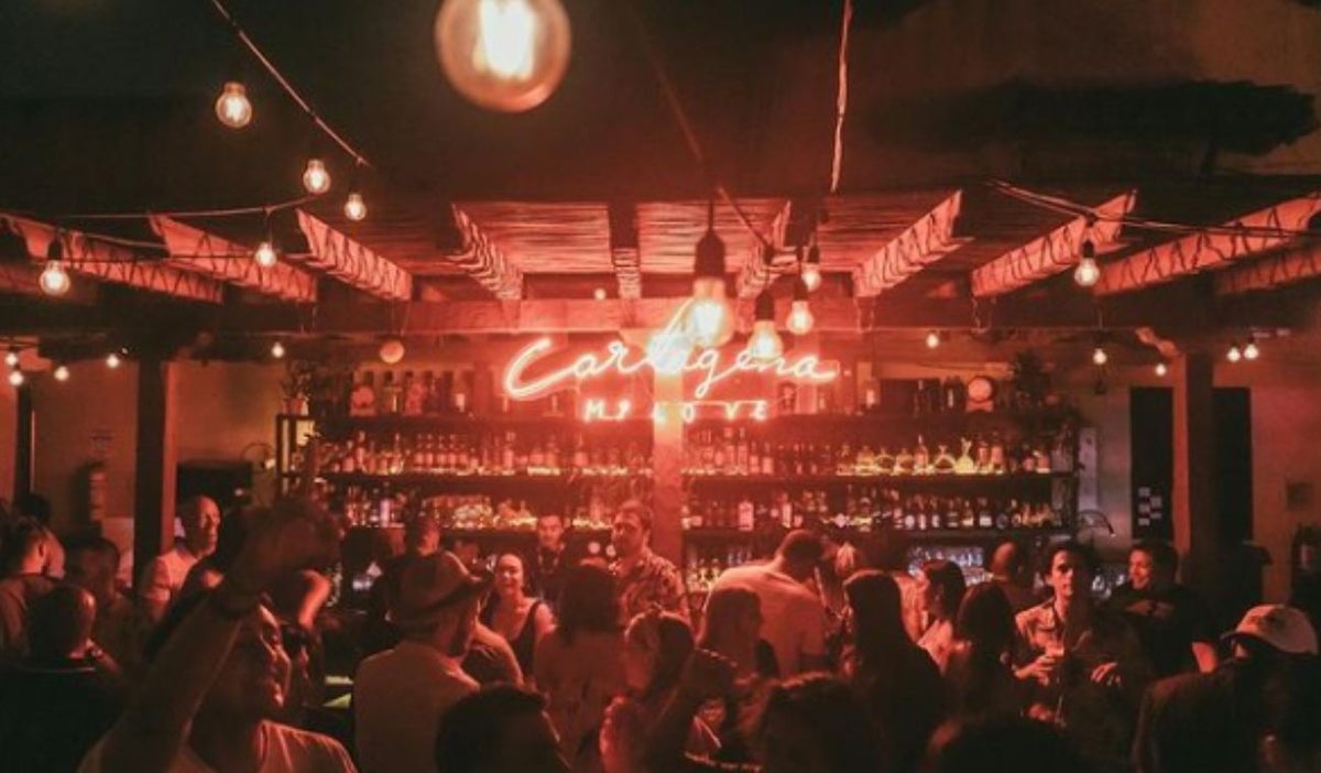 Personas reunidas en el bar Alquímico de Cartagena