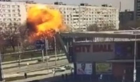 [Video] Ataque ruso contra un edificio de Zaporiyia, Ucrania dejó un muerto y 25 heridos