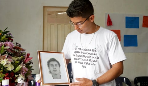 Uberney Echeverry durante la entrega del cuerpo de su padre.