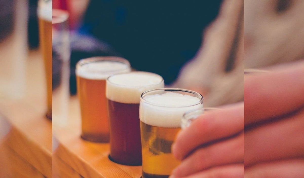 Tres vasos con cerveza: roja, rubia y negra