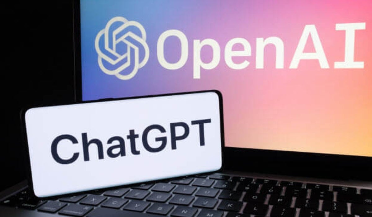 ChatGPT tiene fallas y expone datos de sus usuarios