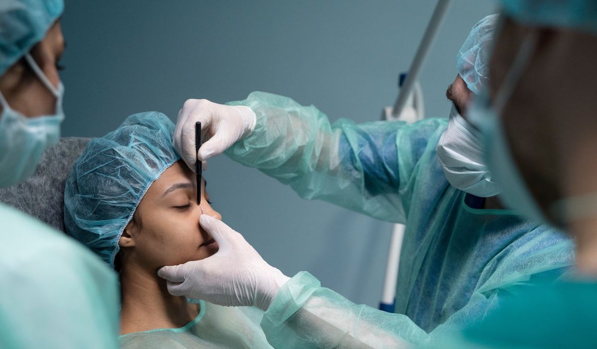 Médicos iniciando procedimiento de rinoplastia