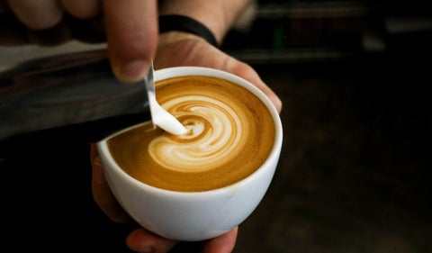 El café instantáneo se disuelve mejor en poca leche