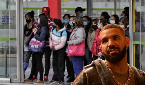Drake llegó a Bogotá para el FEP y subió en Transmilenio