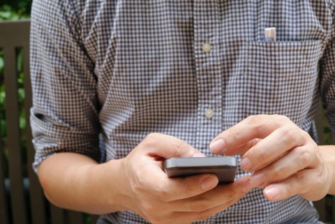 Hombre con celular en sus manos