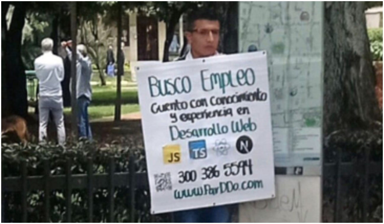 Hombre en Bogotá que busca empleo