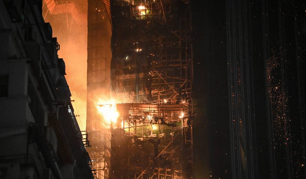 Incendio en un rascacielos en construcción en Hong Kong