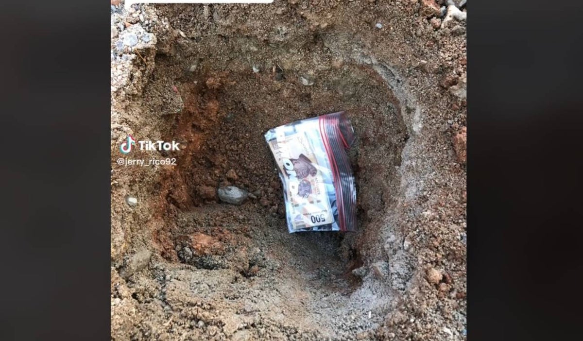 Joven enterró sus ahorros para comprarle un celular a su novia