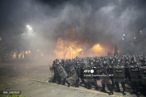 Mujer es agredida por policías en manifestaciones de Georgia