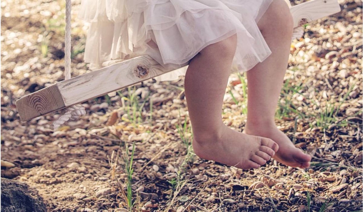 Muere niño que le cayó encima columpio en Medellín