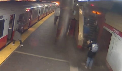 Mujer se salvo que le cayera el techo en Metro