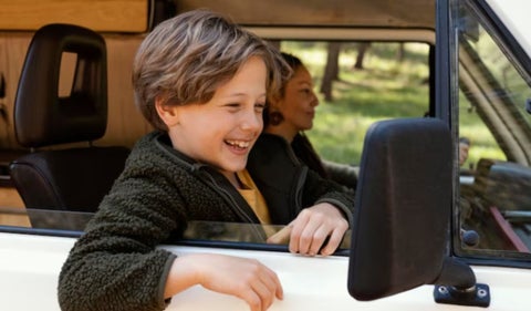 Niño en el puesto del copiloto