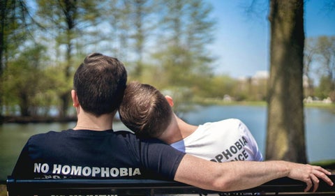 Parejas de hombres podrían tener hijos biológicos, esta sería solución