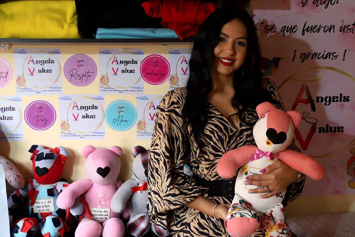 Marcela Pardes, fundadora de Angels Value con uno de sus peluches