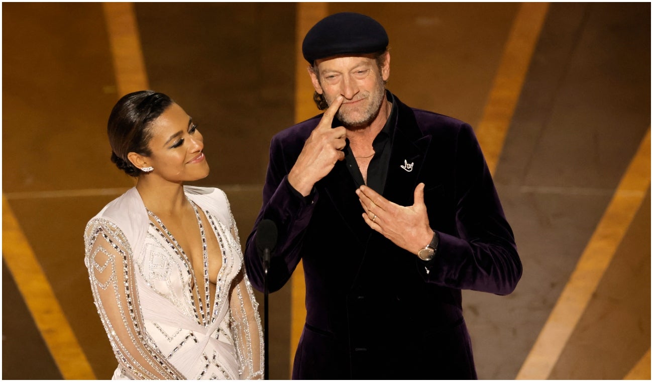 Troy Kotsur, actor sordo presentando en los Premios Oscar 2023
