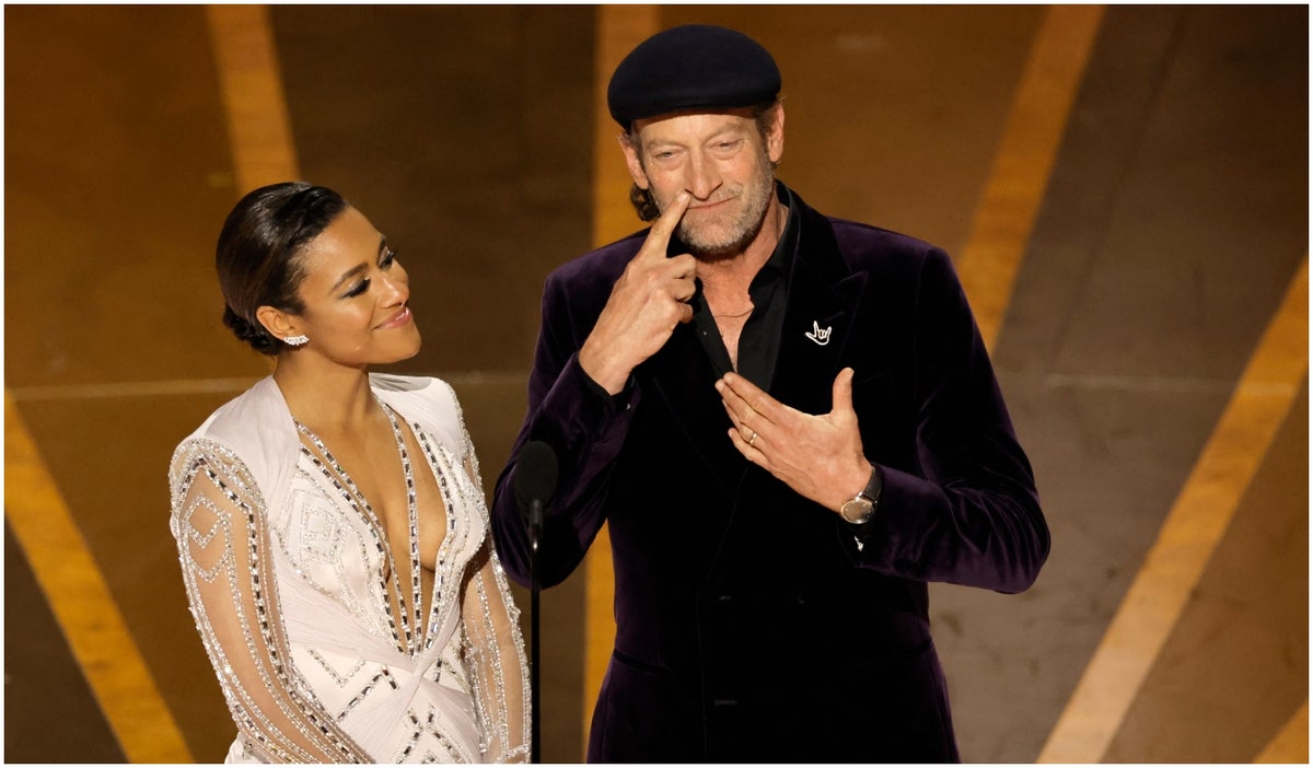 Troy Kotsur, actor sordo presentando en los Premios Oscar 2023