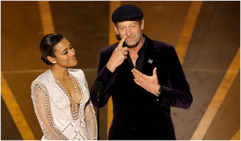 Troy Kotsur, actor sordo presentando en los Premios Oscar 2023