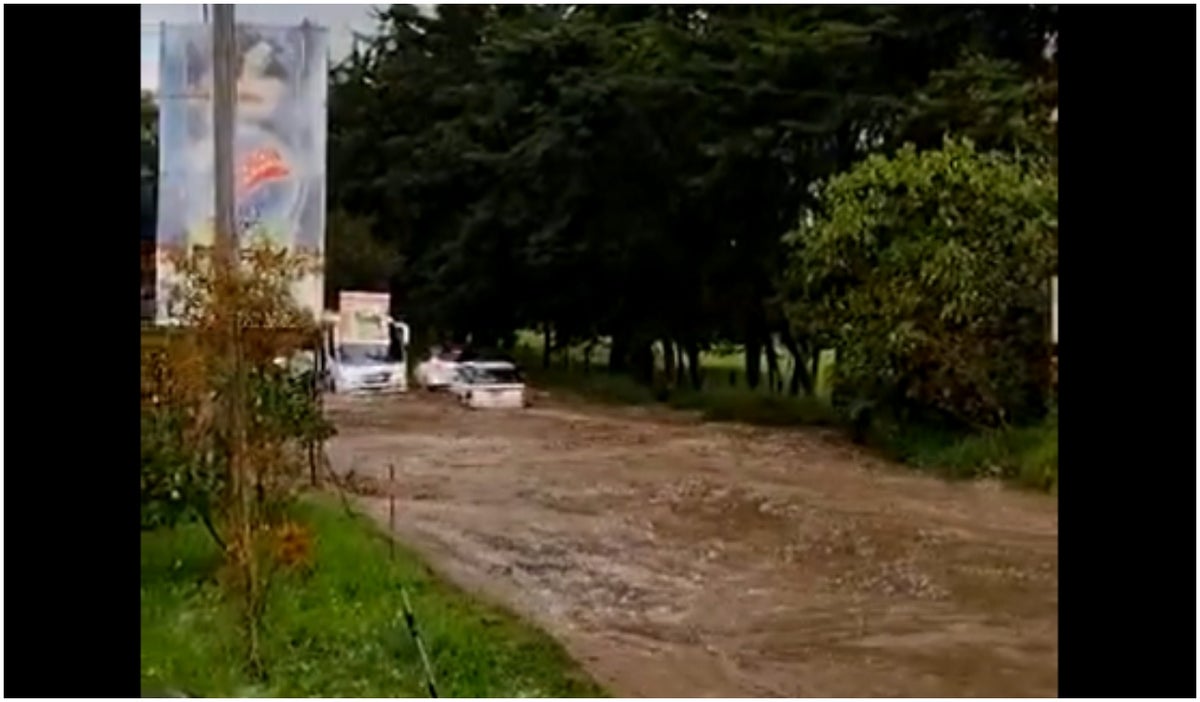 vía la calera inundada por lluvias